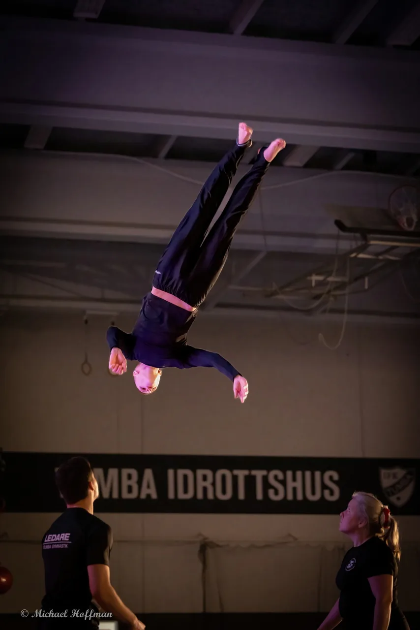 Gymnast upp och ner i luften i Tumba Idrottshus