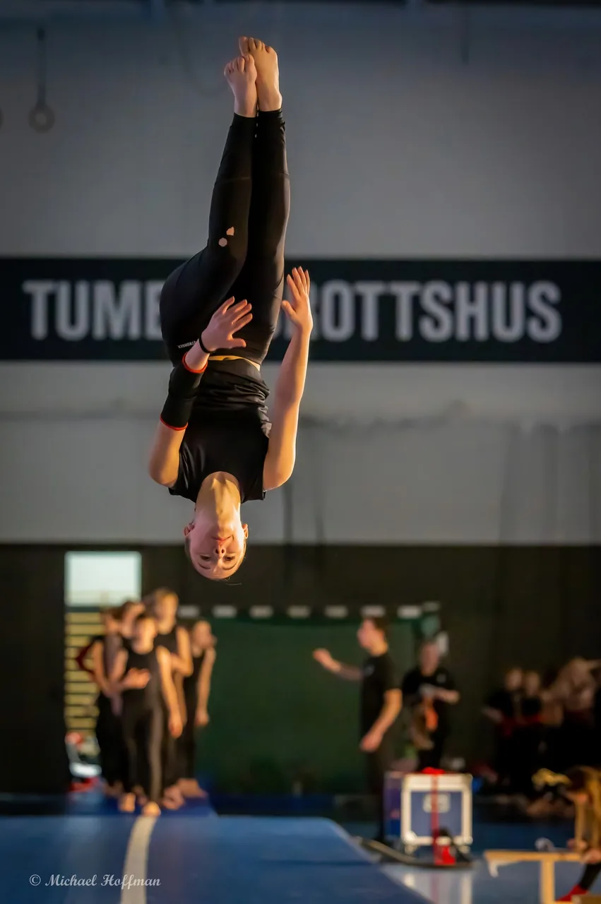 Gymnast i luften under juluppvisningen